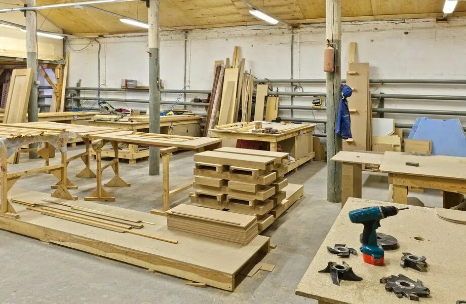 Изготовление мебели области. Мебельное производство изделия. Цех по производству деревянных изделий. Деревообработка изделия из дерева. Столярный мебельный цех.