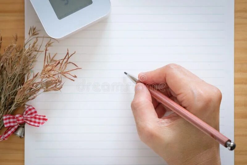 Жизнь с чистого листа. Белый лист в руках. Чистый лист читать. Набросок руки и чистый лист на столе. Чистый лист читать.