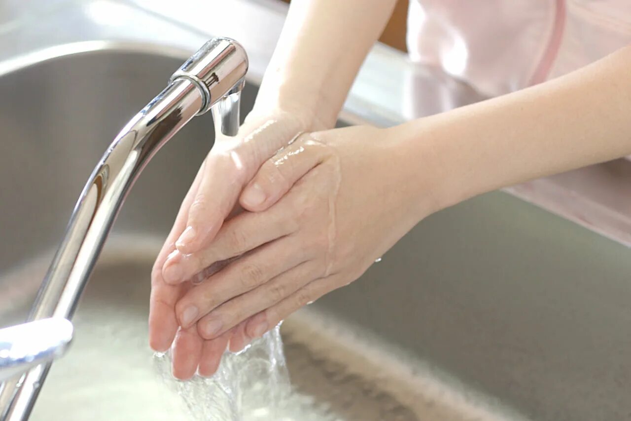 Мыть руки. Мытье рук в парикмахерской. Мытье рук на кухне. Мойка рук.
