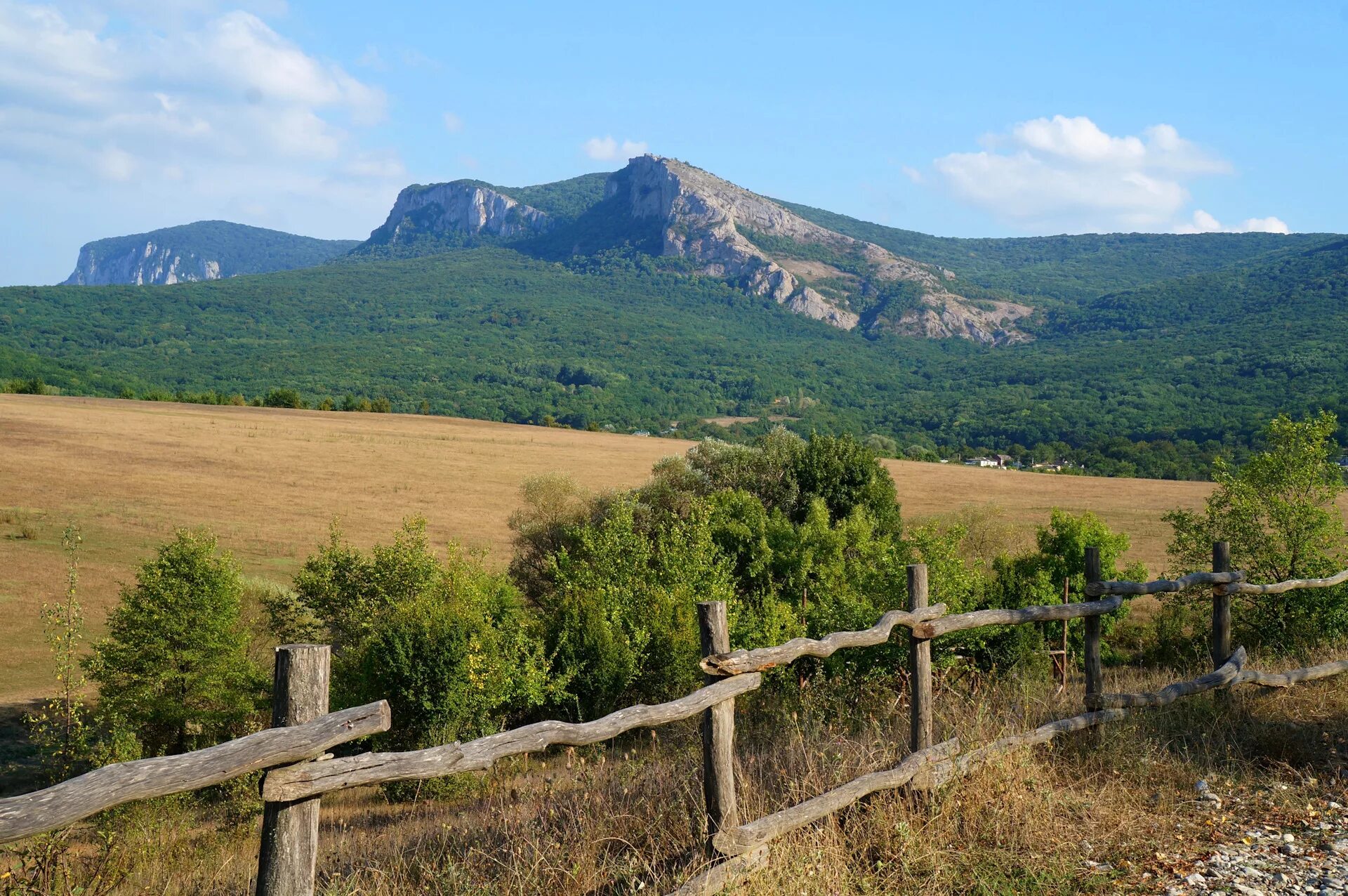 Гора бахчисарайский район. Бельбекская Долина Крым. Крымская Швейцария Байдарская Долина. Бельбекская Долина Соколиное. Крымские горы в Байдарской долине.