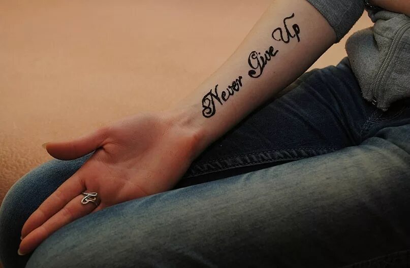 Я хочу на руки на английском. Тату надписи. Татуировка надпись на руке. Надписи на руке для девушек. Красивые надписи для тату.