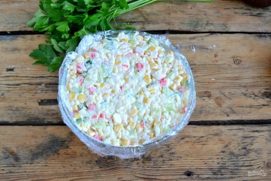 Крабовый салат с рисом. Салат с крабовыми палочками и рисом. Салат крабовые палочки яйца сыр. Салат с крабовыми палочками и кукурузой и яйцом. Салат с коабовыми радосеамт.