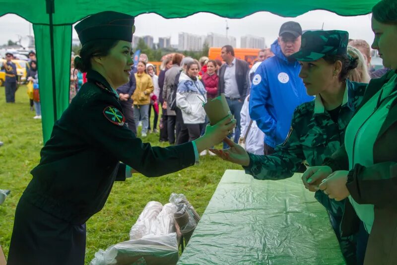 5 мая мероприятие. Сегодняшний праздник в России. Вместе мы сила остров Татышева. Акция вместе мы сила ко Дню флага. Вместе мы сила Красноярск 19.08.2022.