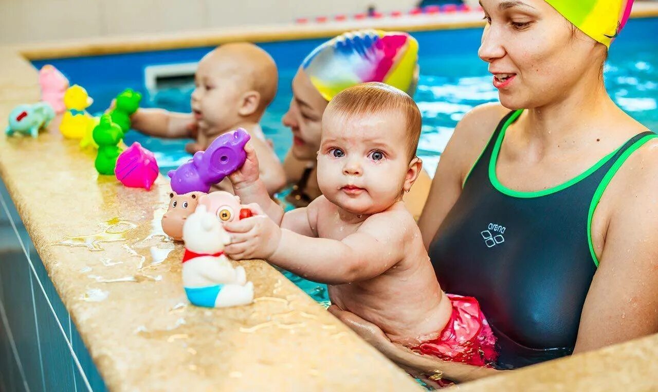 Со скольки детям можно в бассейн. Грудничковое плавание Aqua Baby. Дети в бассейне. Занятия в бассейне для детей. Мама и малыш в бассейне.