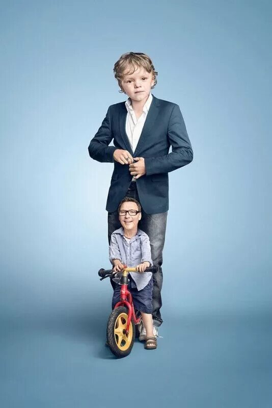 взрослые на детских машинках. отцы и дети. мужчины большие дети. мужик на детской машине. мужчины большие дети.