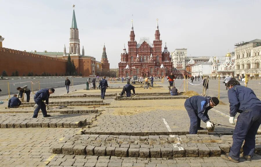 Веб камера реального времени москва красная площадь. Брусчатка в Москве на красной площади. Московская брусчатка на красной площади. Гранитная брусчатка на красной площади. Красная брусчатка на красной площади.