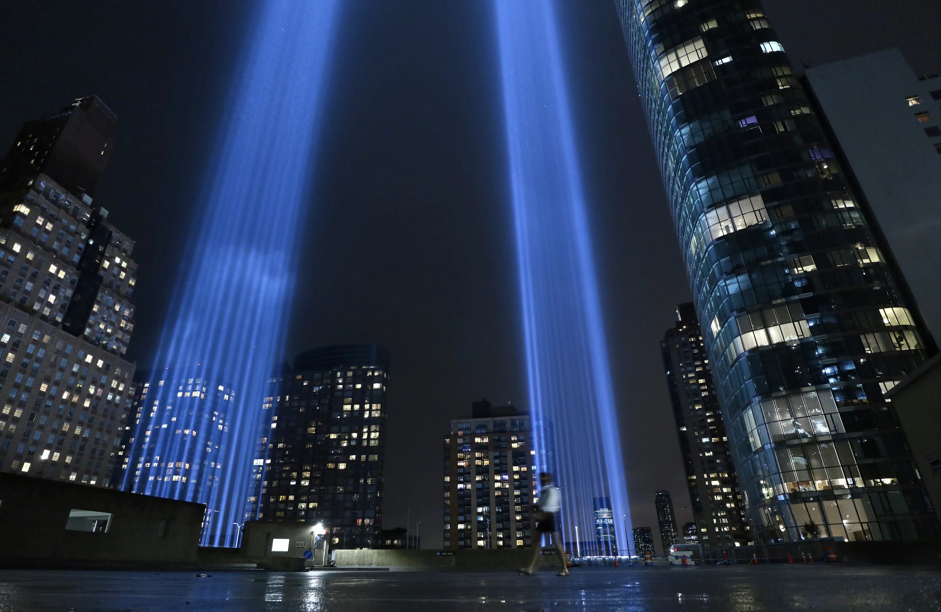Небоскребы 2001. Мемориал 11 сентября в Нью-Йорке. Башни-Близнецы Нью-Йорк 2022. Нью-Йорк Манхэттен башни Близнецы. Нью-Йорк 11.09.2001 сейчас.