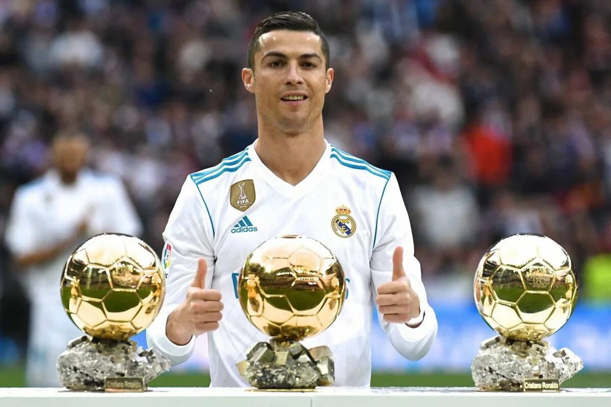 Кристиано Роналдо 2017 золотой мяч. Роналдо Реал Мадрид золотой мяч. Криштиано Роналдо Реал Мадрид золотой мяч. Роналдо Зубастик золотой мяч.