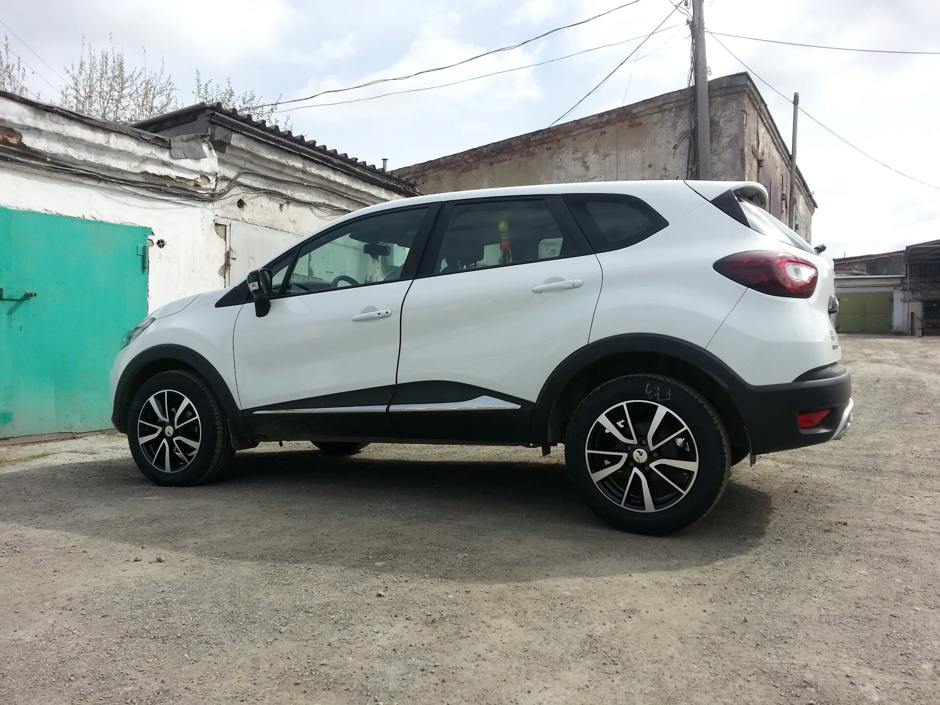 Молдинги на рено каптур 2016-. Рено каптур серый. Молдинги каптюр. Renault captur диски 18. Молдинги каптюр.
