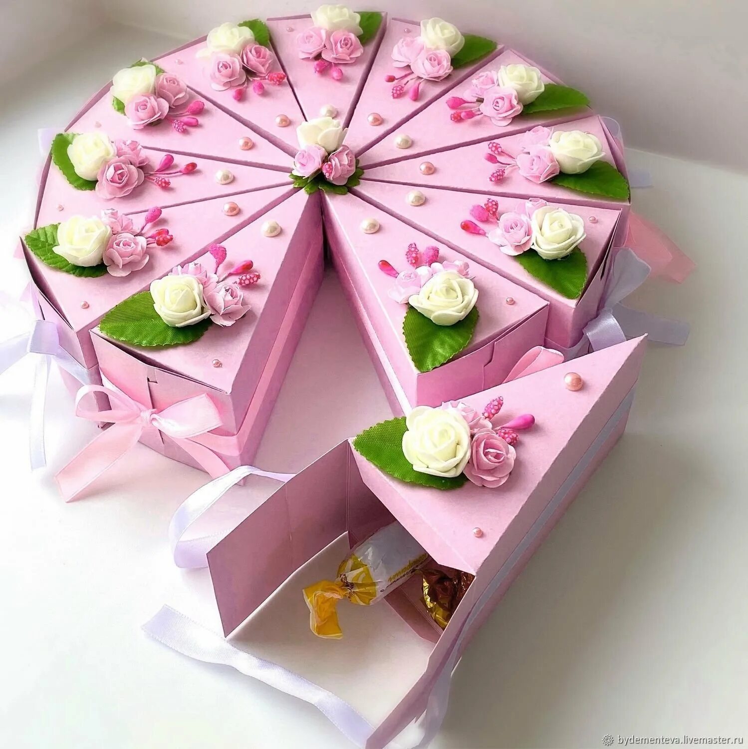 Торт на день рождения сделать своими руками. Декор для тортика из коробок. Картонный торт. Коробочки для бумажного торта. Бумажные украшения для торта.
