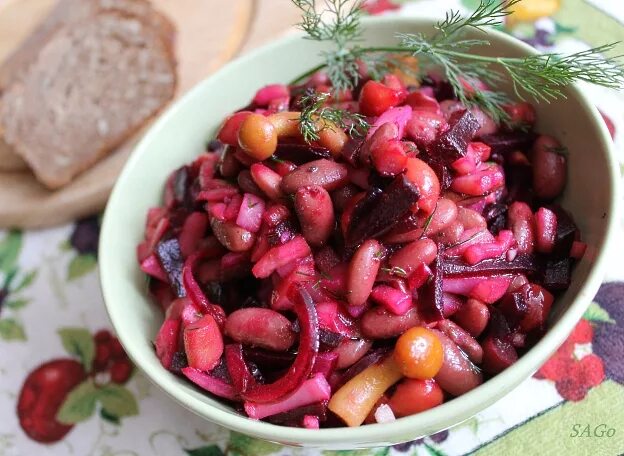 Винегрет с маринованными грибами. Винегрет с фасолью и квашеной капустой. винегрет с фасолью и грибами. салат винегрет с фасолью. винегрет с груздями.