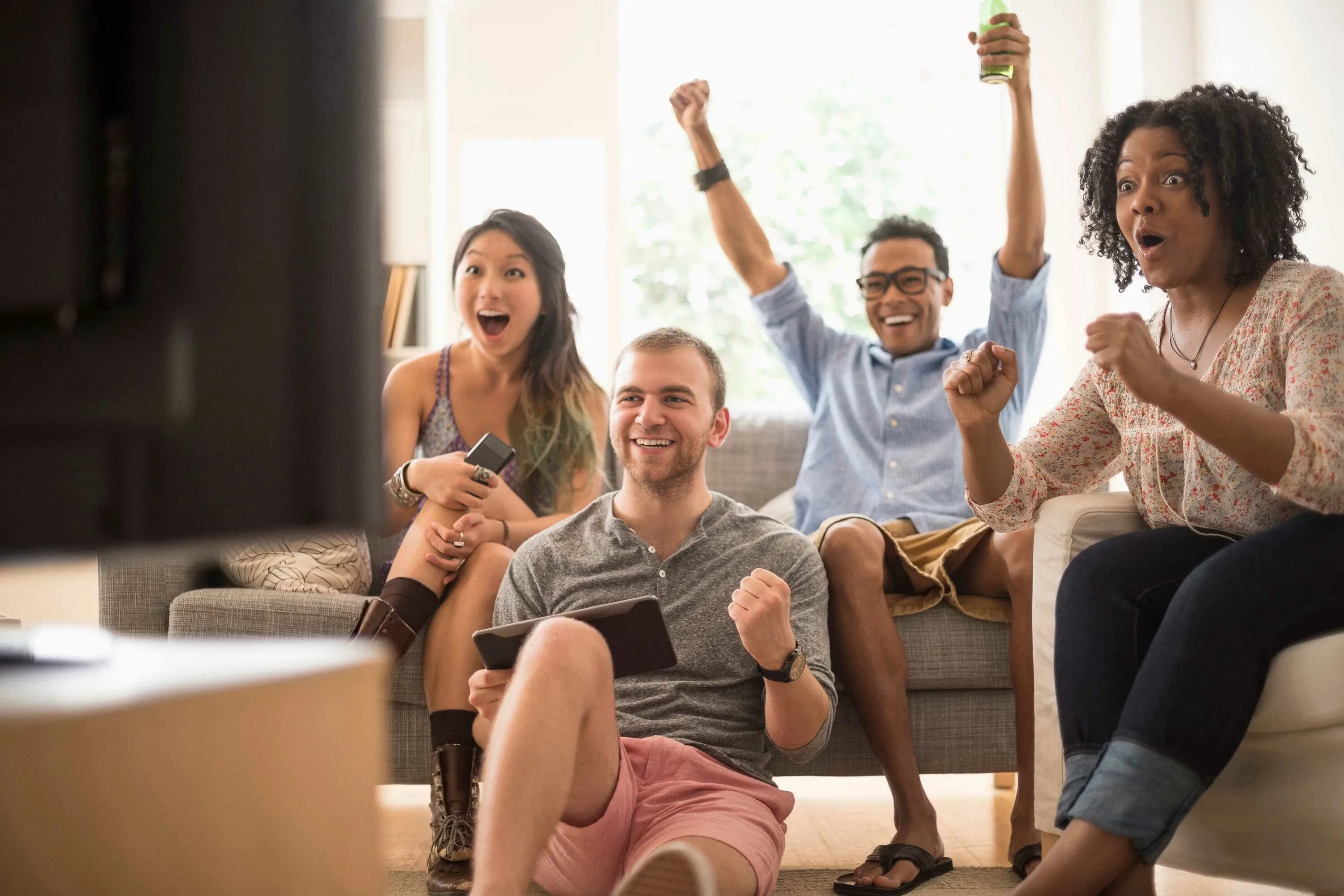 Watch tv com. Друзья у телевизора. Family watching TV. Watch TV.