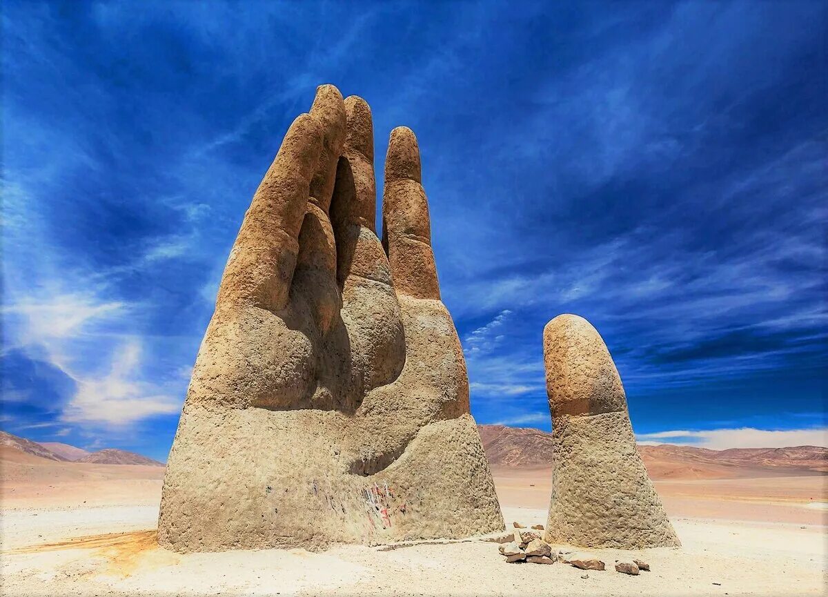Достопримечательности пустыни Атакама. Пустыня Атакама рука пустыни. Достопримечательности Чили рука пустыни. Скульптура в пустыне Атакама. Скалы похожие на людей