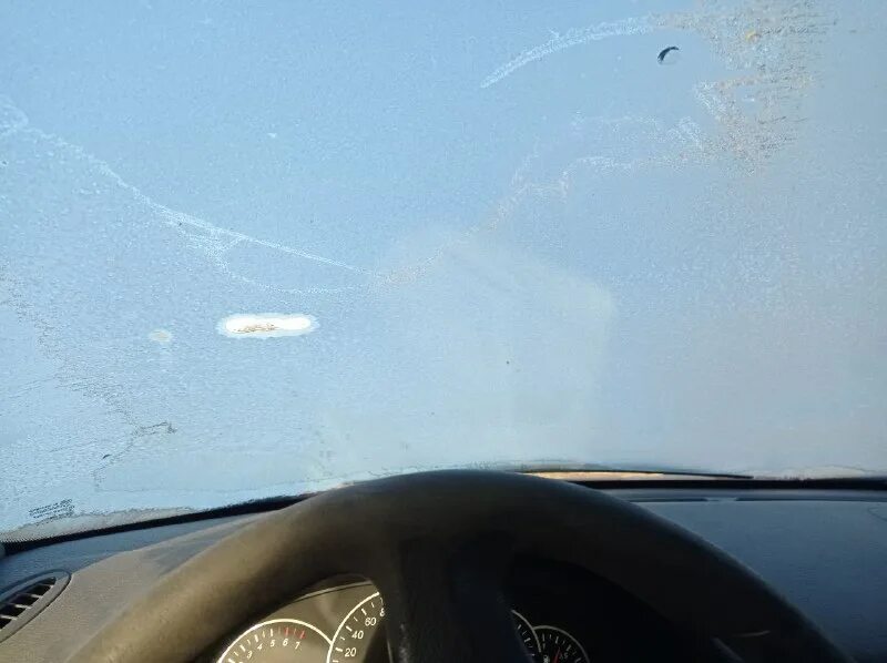 Погрев лобового стекла джили манжаро. Стекло на аркана с подогревом лобовое. Как прогреть лобовое стекло. Как прогреть лобовое стекло. Лобовое стекло автомобиля зимой.