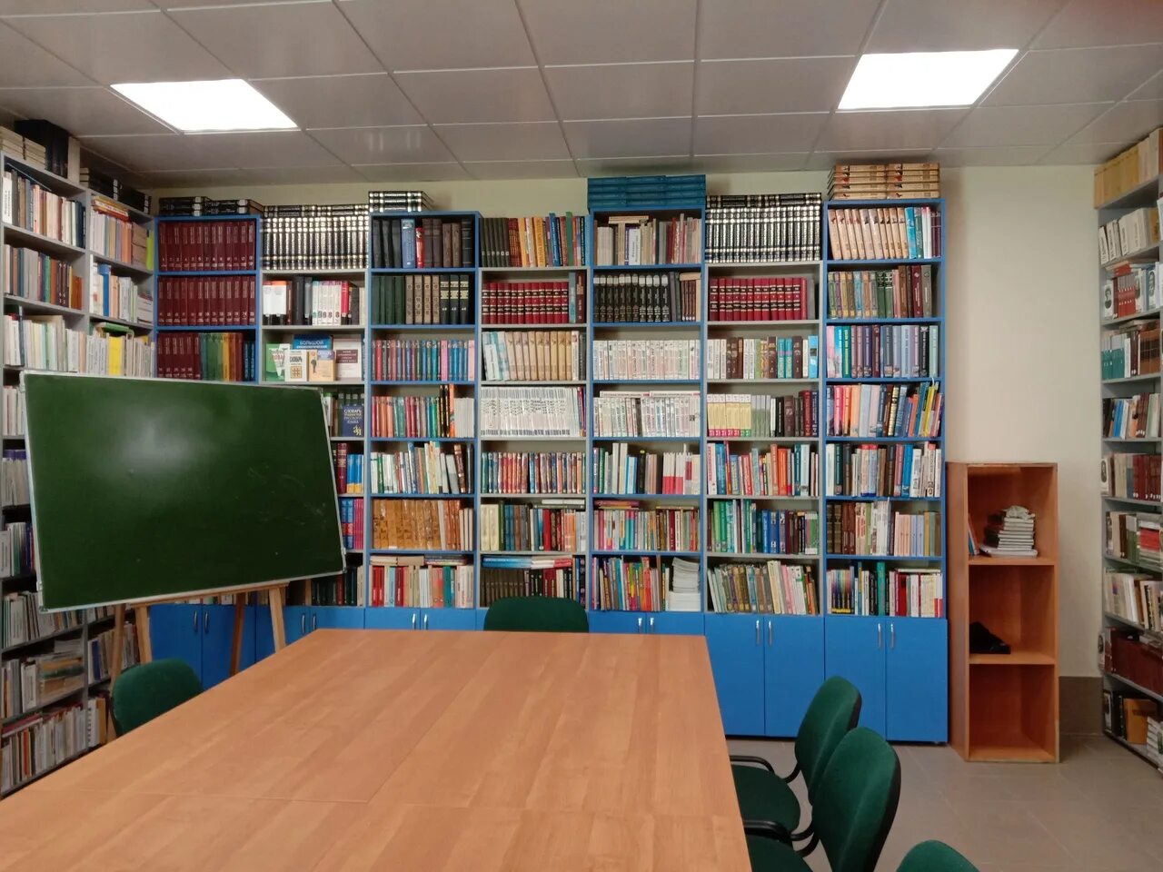 School library. Школьная библиотека. Библиотека в школе. Книгохранилище в школьной библиотеке. Школьная библиотека библиотеки.