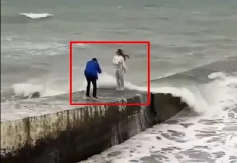 Девушку смыло волной видео