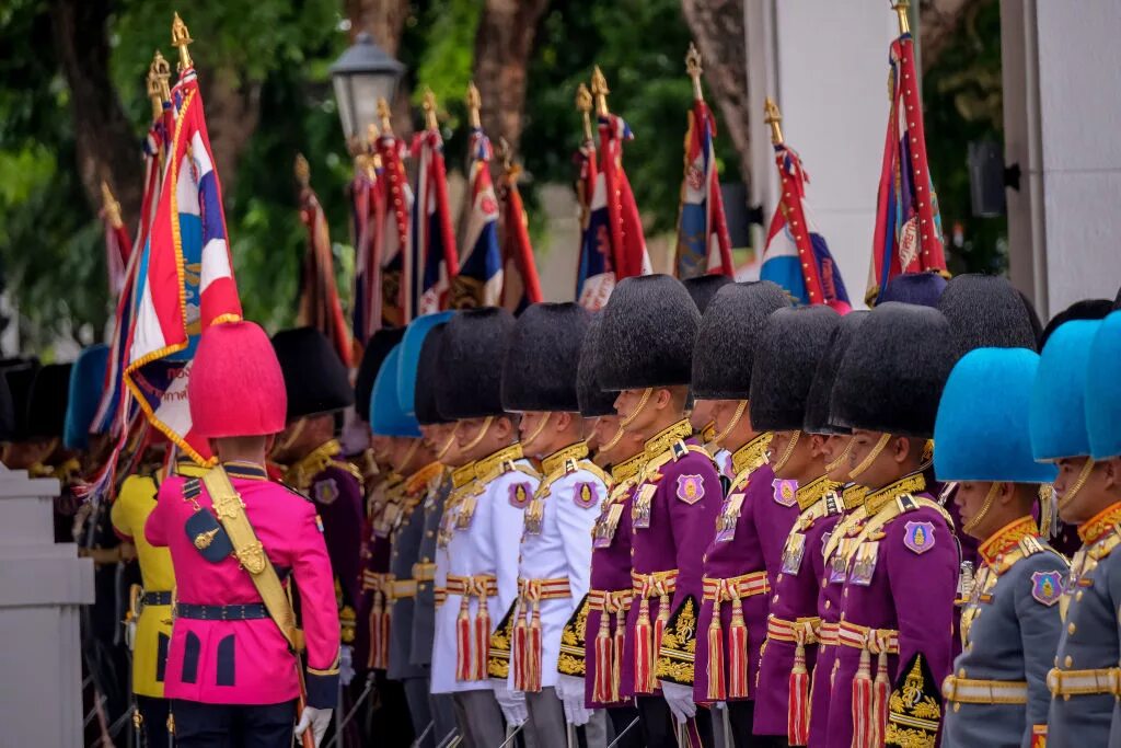 Королевские гвардейцы Таиланда. Парадная форма Гвардейцев Таиланда. Парадная форма армии Тайланда. Военная форма Тайланда. Форма разных военных