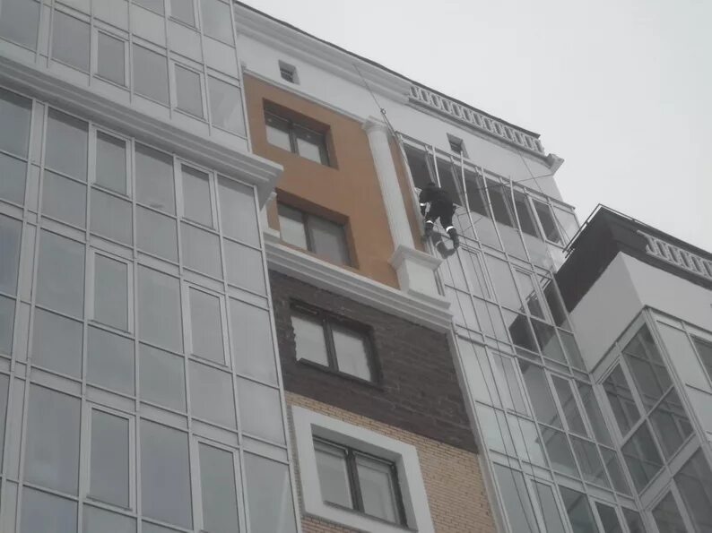 Остекление без изменения фасада. Фото фасад ровный витражного остекления. Остекление с холодного на теплое фасадное. Кременки смена фасадов. Фасадное остекление балкона.