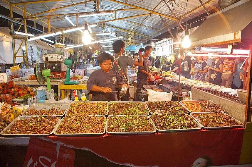 Ночной рынок тепразит. Тепразит рынок в Паттайе. Паттайя ночной рынок. Тайский рынок на улице Тепразит.