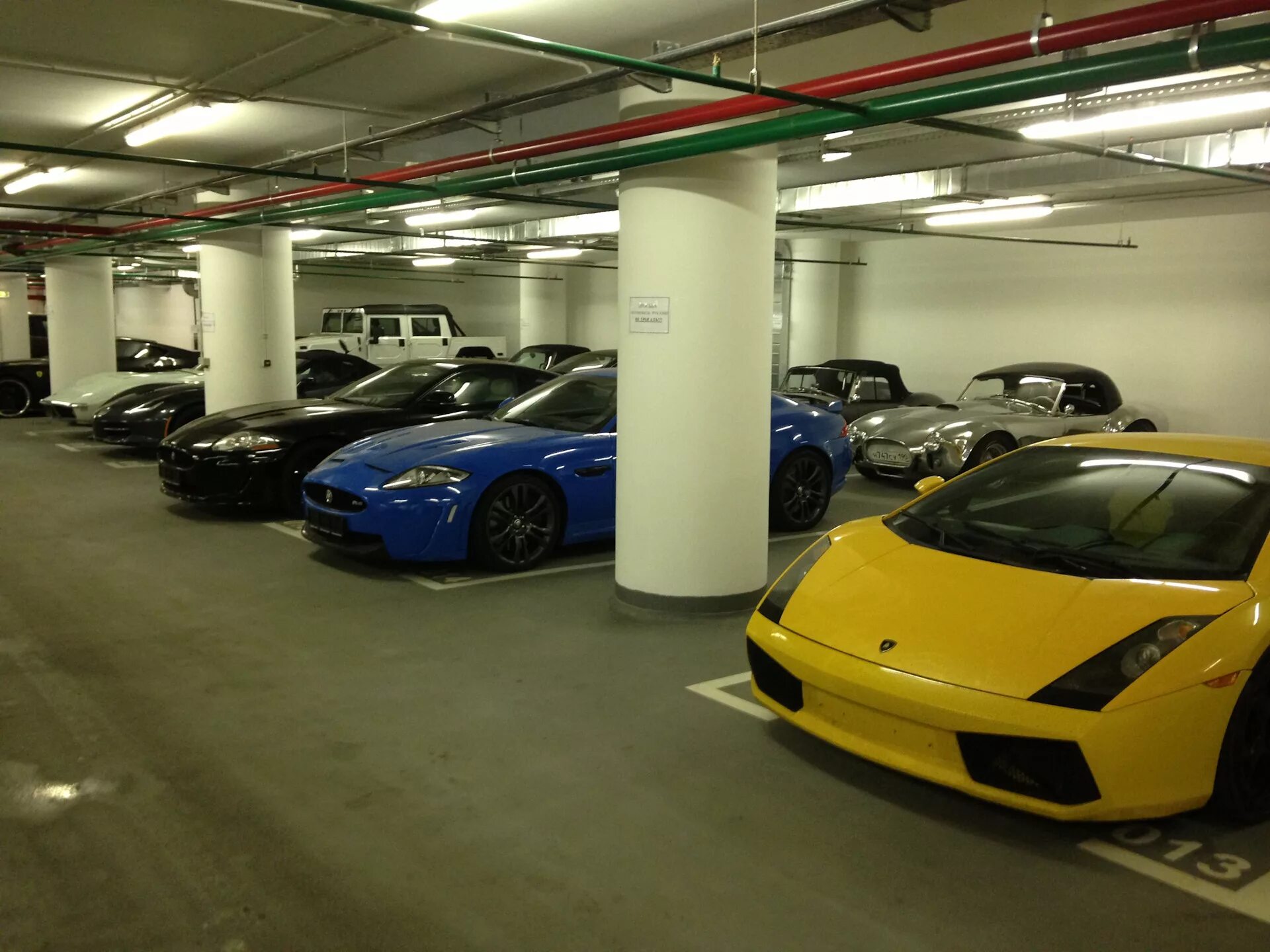 Гостевая парковка. Парковка на большой грузинской. Подземная парковка москва сити. Цодд парковка. Машина на парковке.