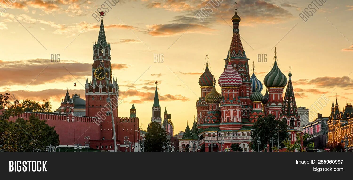 The kremlin is the heart. Московский Кремль ЮНЕСКО. Красная площадь ЮНЕСКО. Кремль. Сердце Москвы. Московский Кремль снаружи.