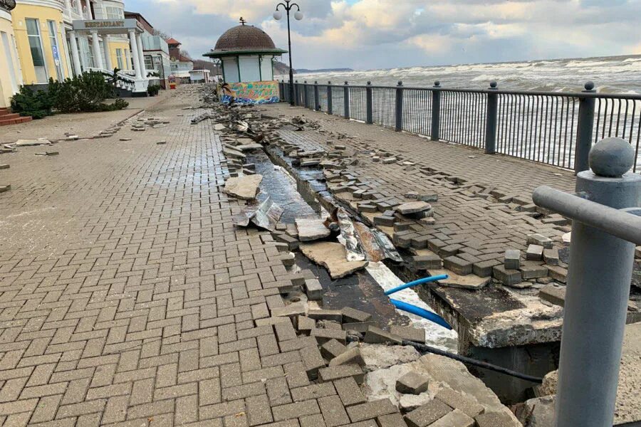 Променад в Светлогорске Калининградской области 2022. Шторм Пирс Зеленоградск. Светлогорск набережная променад пляж. Шторм в Светлогорске 2020.