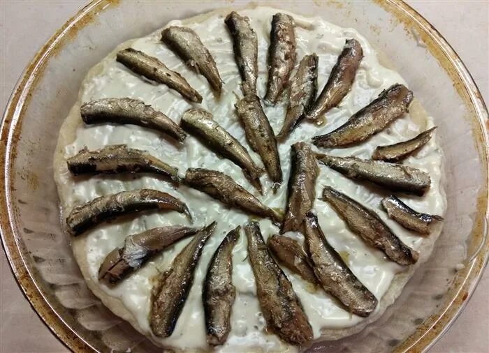 Треугольник из хлеба со шпротами. Пицца со шпротами. пицца со шпротами и каперсами. подушечки со шпротами. трубочки со шпротами.