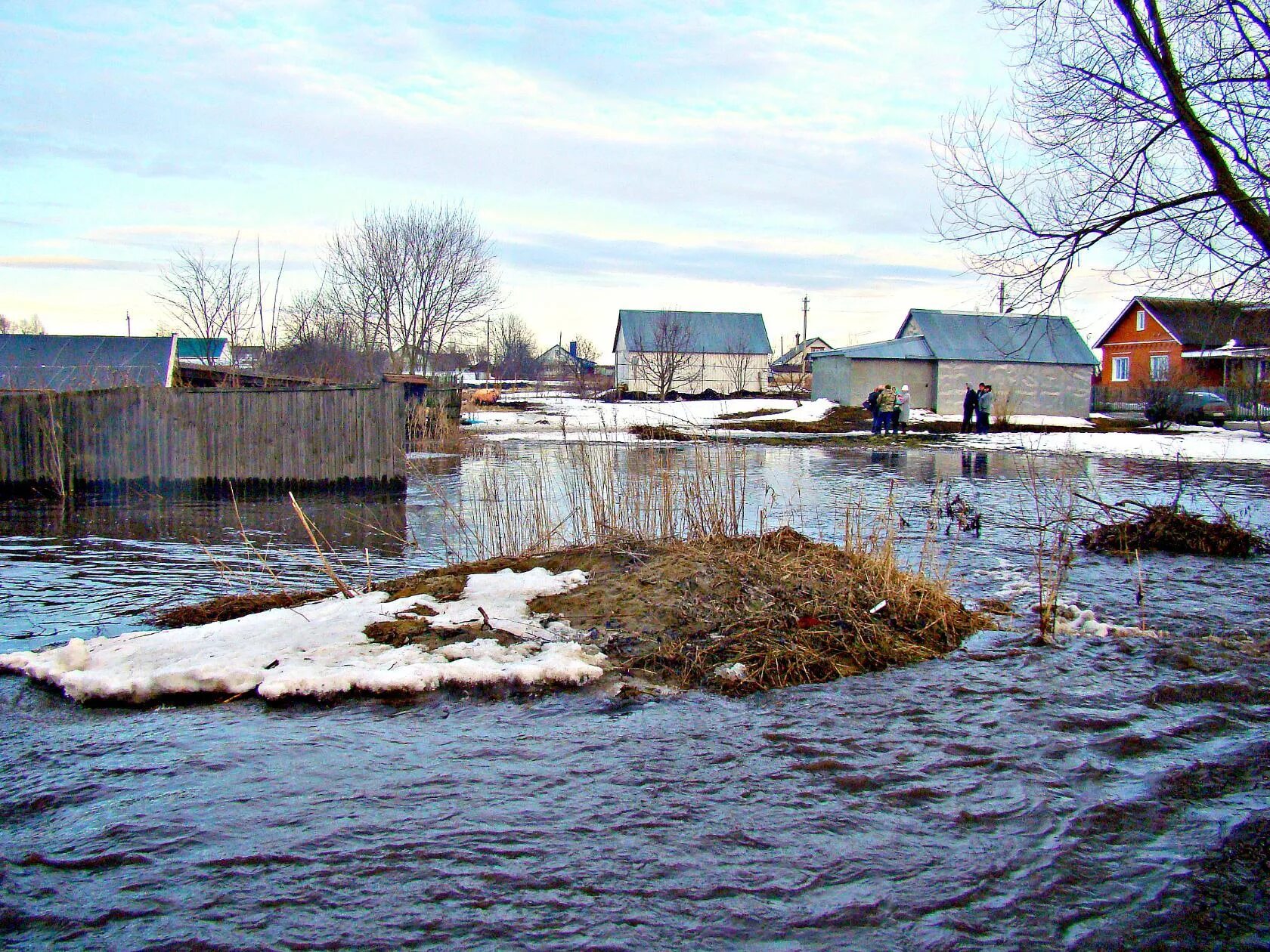 Весеннее половодье. Паводок. Паводковые воды. Паводок и половодье. Наводнение 2001 мишелевка.