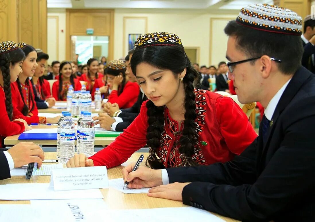 Туркмен новости. Университет Туркменистана. Туркмены в университете. Туркмен студент. Туркменская молодежь.
