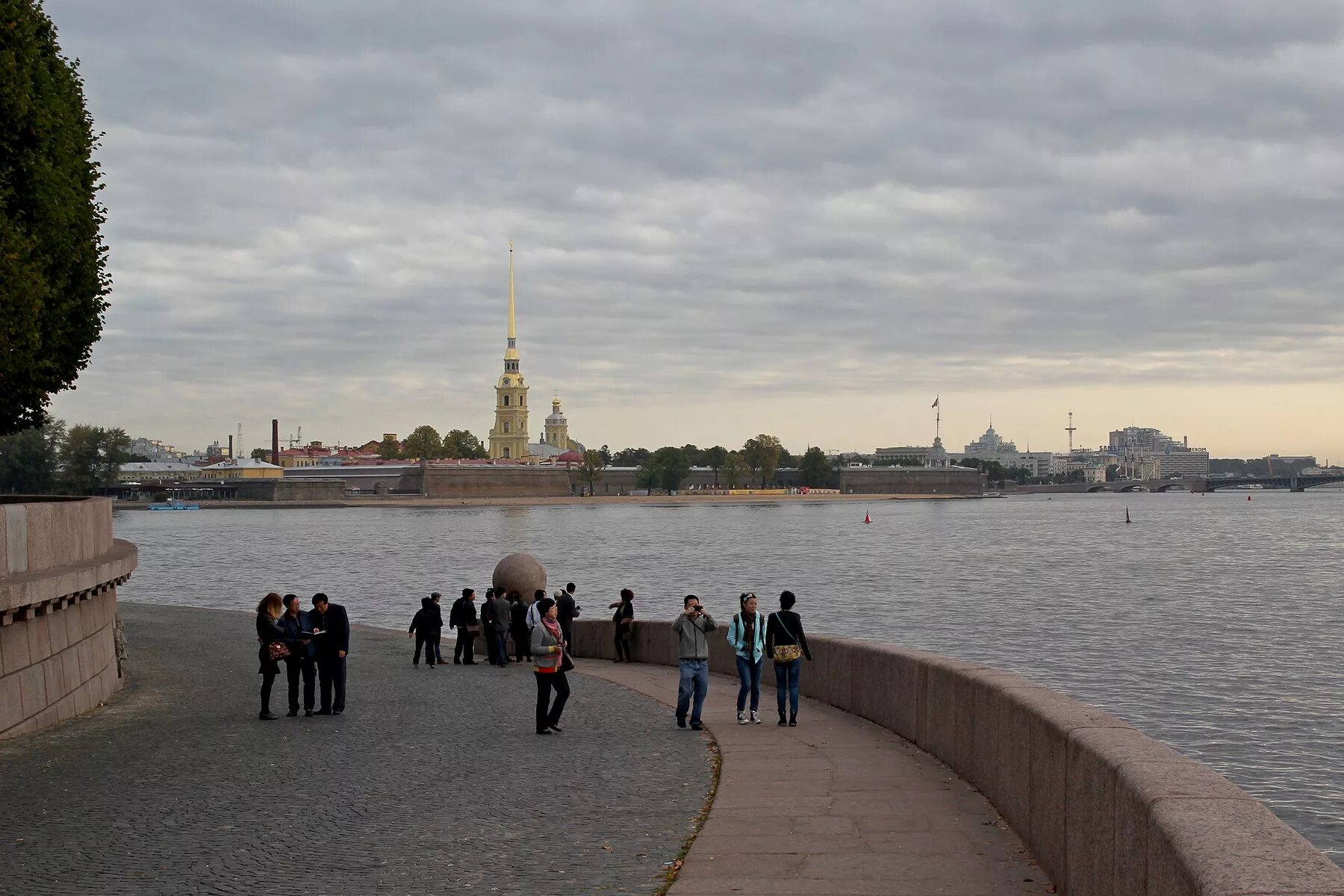 Стрелка Васильевского острова Санкт-Петербург. Васильевский остров Санкт-Петербург Петропавловская крепость. Петропавловская крепость с Васильевского острова. Вид на Петропавловскую крепость с Дворцовой набережной.