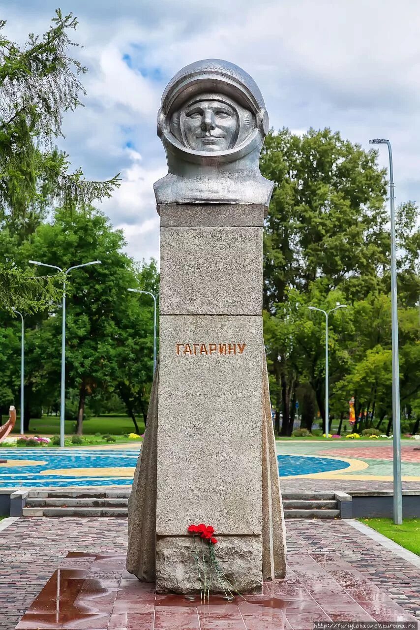 Г гагарин памятники. • Бюст ю. Гагарина в парке Гагарина в Новокузнецке. Бюст Гагарина в Новокузнецке. Сквер имени Гагарина Новокузнецк. Бюст ю а Гагарина Новокузнецк.