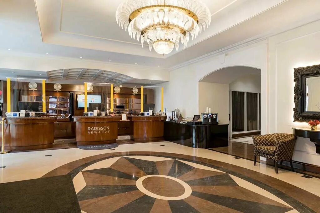 Cosmos saint petersburg nevsky royal hotel. Рэдиссон Роял Питер. Рэдиссон Роял отель. Рэдиссон Питер гостиница.