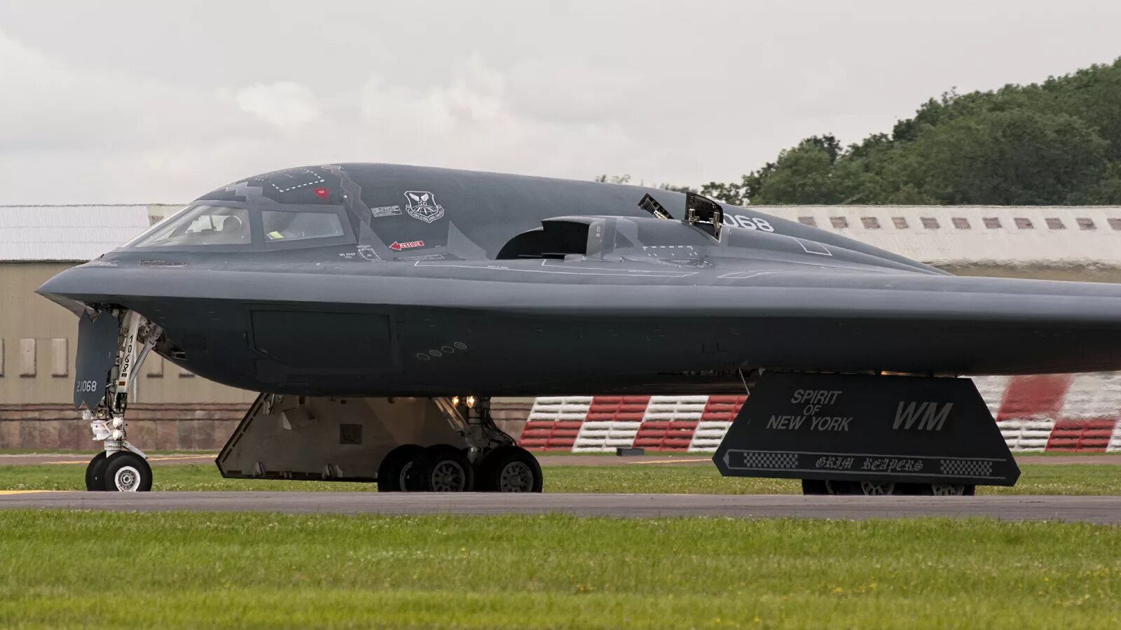 Northrop b-2 Spirit кабина. B2 Spirit. Imgp8353 Northrop Grumman b-2a Spirit 82-1068 USAF. Northrop Grumman b-2. B 2 spirit характеристики