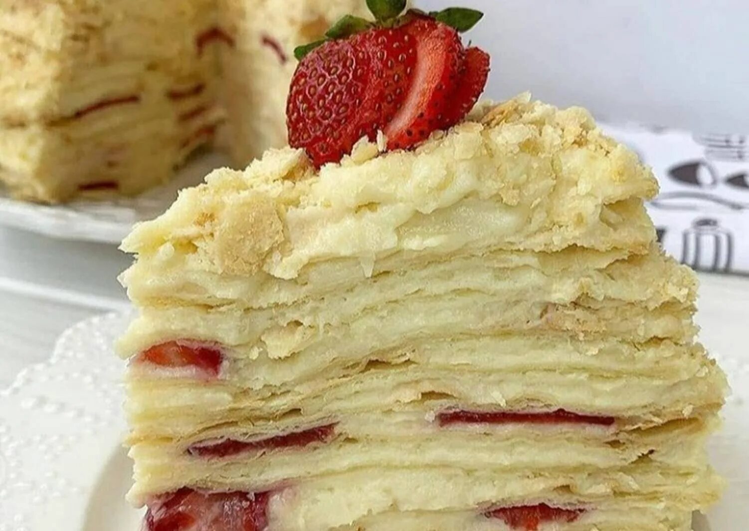 пирожное стефанишен наполеон. слоеный торт. наполеон с прослойкой из малины. наполеон с прослойкой. украшение торта наполеон.