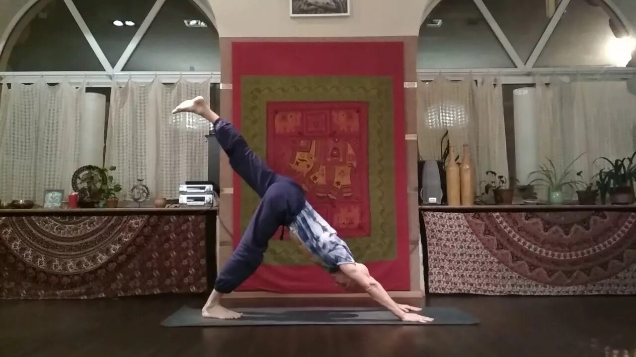 Тот йога. Гибкость. Тот йога центр. Супта вирасана йога девушки. Тот йога.