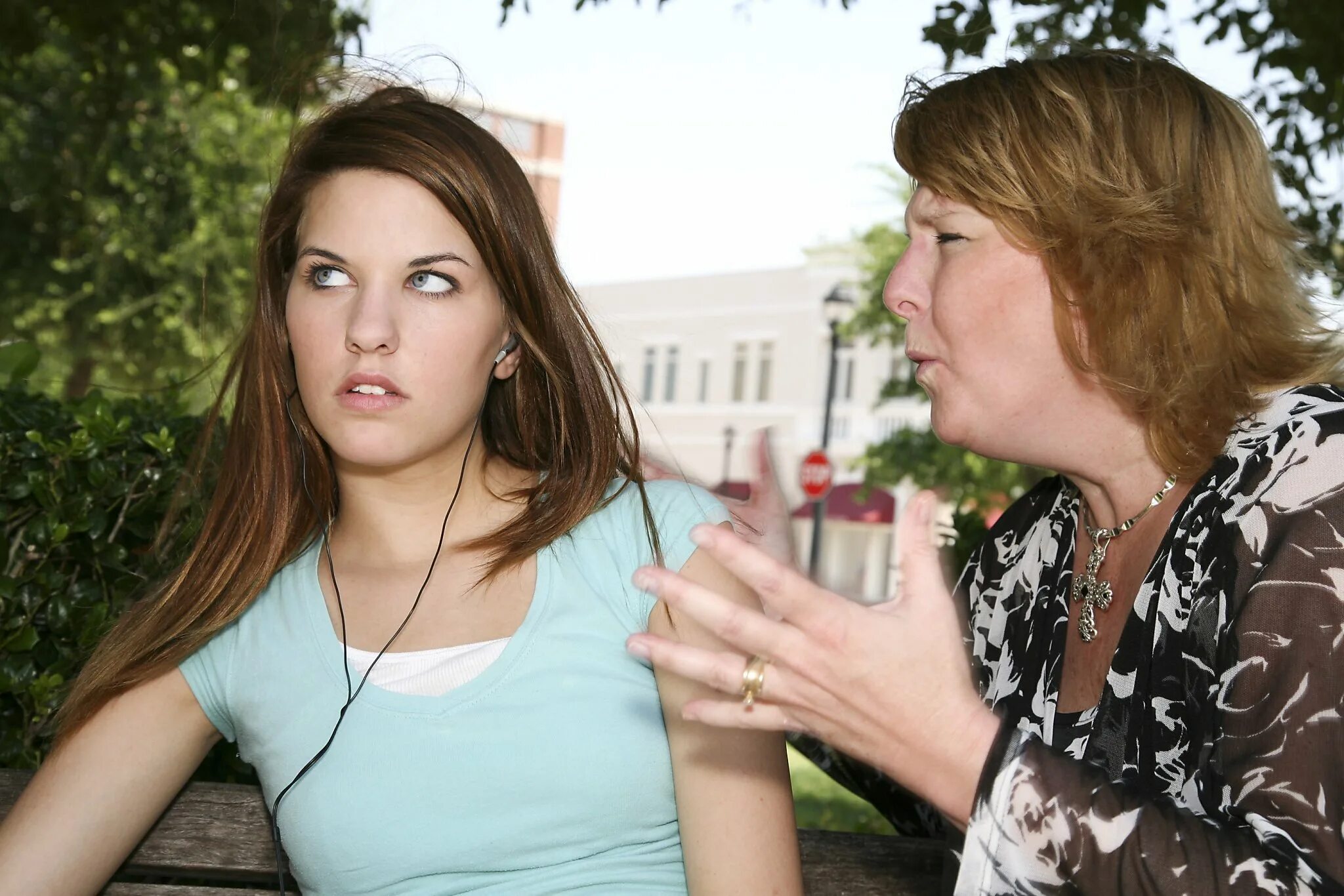 Stepmom and daughter. Лесбиан дочь. Трудный Возраст у девочек. Мать учит. Мама учит взрослую дочь.