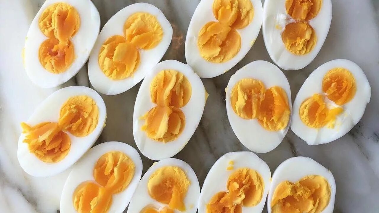 Два желтка примета. Яйцо с 2 желтками. Двойной желток в яйце. Яйцо с тремя желтками. Куриное яйцо с 3 желтками.