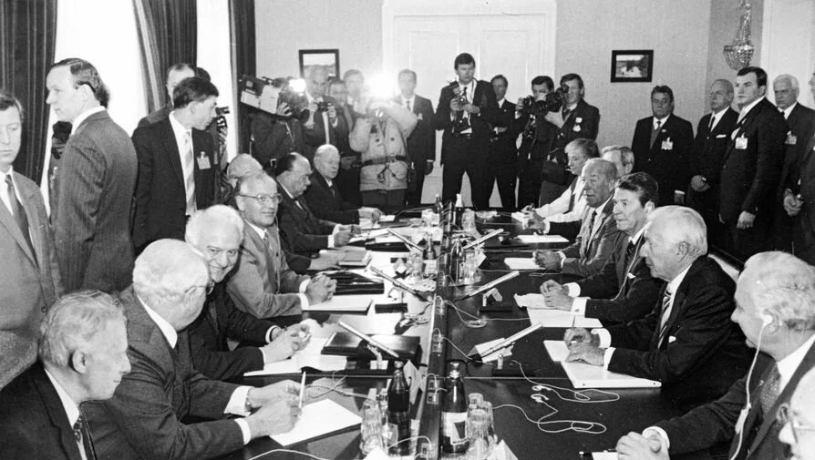 Горбачев Рейган Женева 1985. Встреча Горбачева в 1985 в Женеве. Р. Рейган и м.с. Горбачев на встрече в Женеве. Переговоры Горбачева и Рейгана в Женеве. В каком городе крыма состоялись переговоры ссср