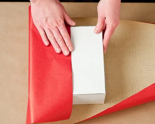 Завернуть плотно. Упаковать подарок в бумагу. Упаковка подарков в бумагу пошагово. Упаковать в оберточную бумагу. Упаковка коробки в бумагу пошагово.