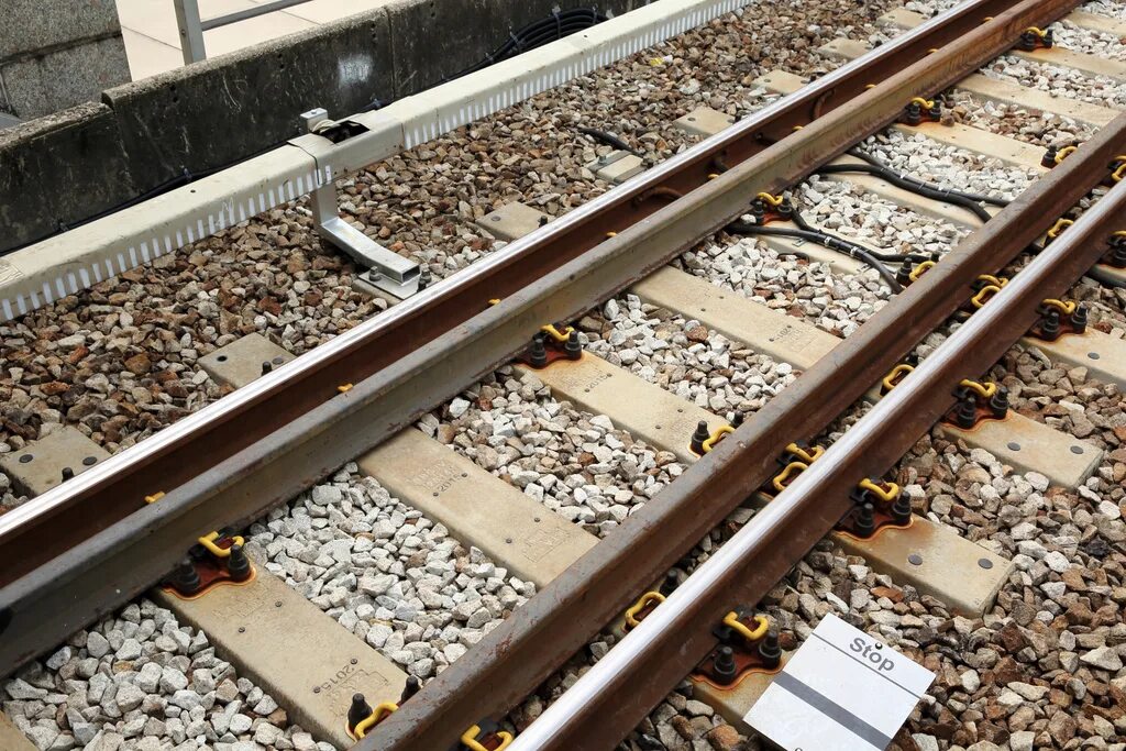 Общий вид бесстыкового пути, вид сбоку. Болтовые стыки рельсов. Прибор уравнительный для рельсов р65. При каких размерах ступеньки в рельсовых. Изломы контррельсовых башмаков.