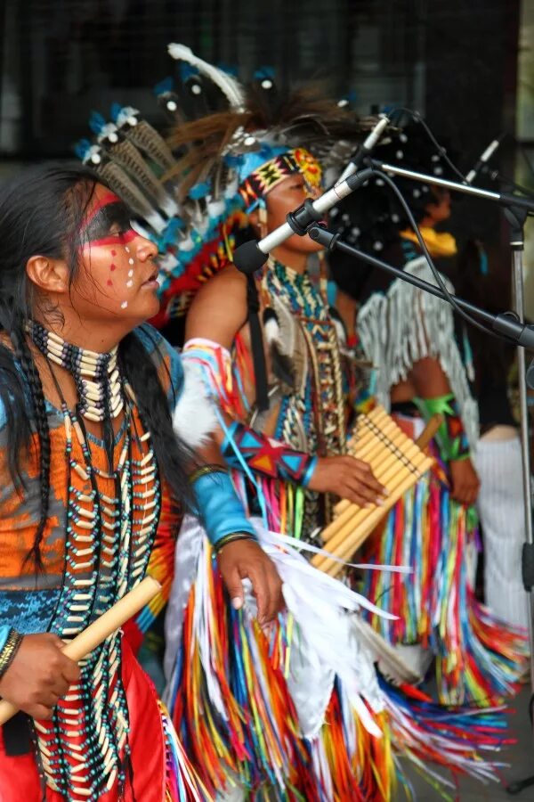 Перуанские индейцы 4. Перуанские индейцы. Индейцы перуанцы. Одежда перуанских индейцев. Перуанский Этнический ансамбль.