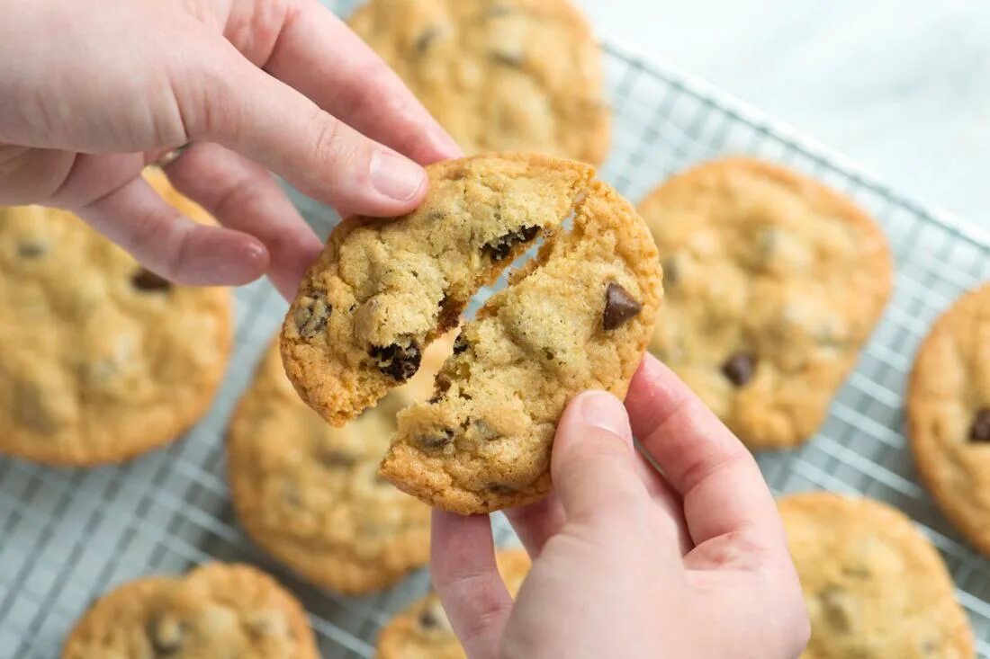 Печенье с шоколадной крошкой. Печенье Ириска. Печенье с секретом. Chocolate Chip cookies. Печенье на молоке быстро