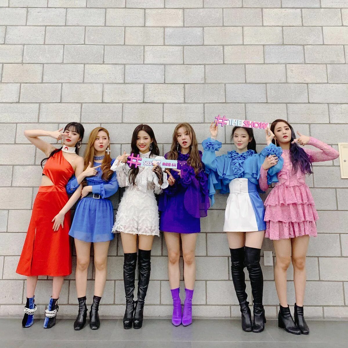 Имена всех участниц айдл. G Idle костюмы. G Idle Tomboy костюмы. K Pop группа g Idle. G Idle участницы.