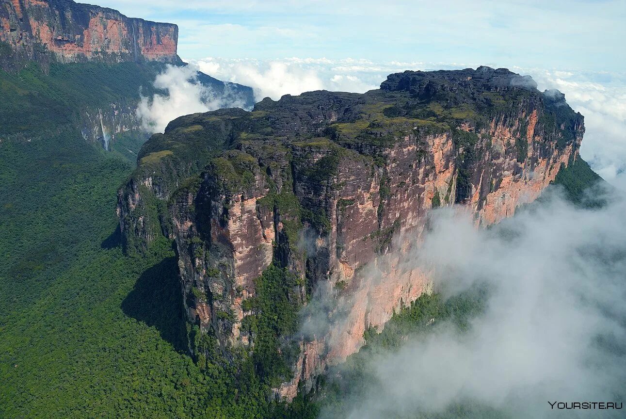 Самый высокий водопад гвианском плоскогорье. Венесуэла горы Тепуи. Столовые горы Рорайма Венесуэлы. Гора Рорайма, Южная Америка. Столовая гора Рорайма.