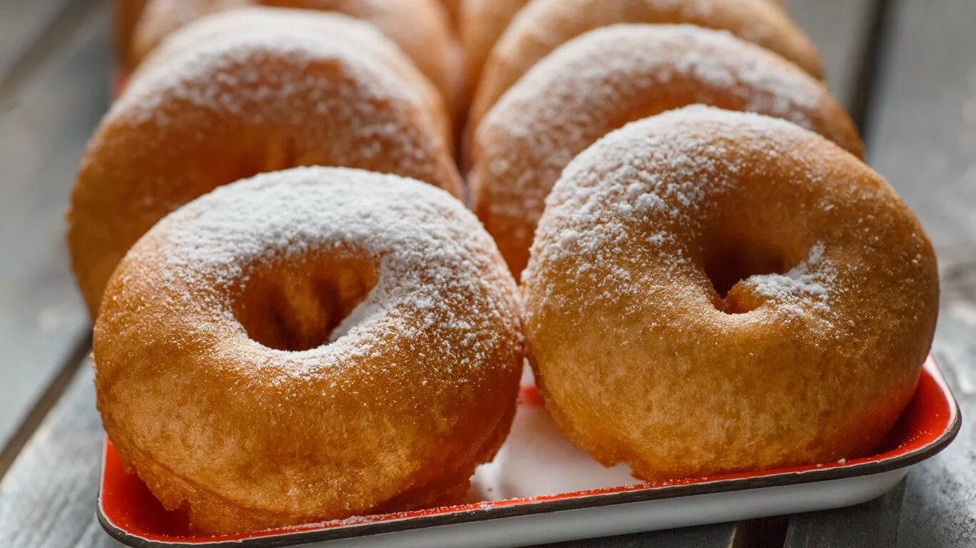 Круглые пончики. Воздушные пончики. Пончики на кефире. Пончики. Вкусные пончики рецепт фото.