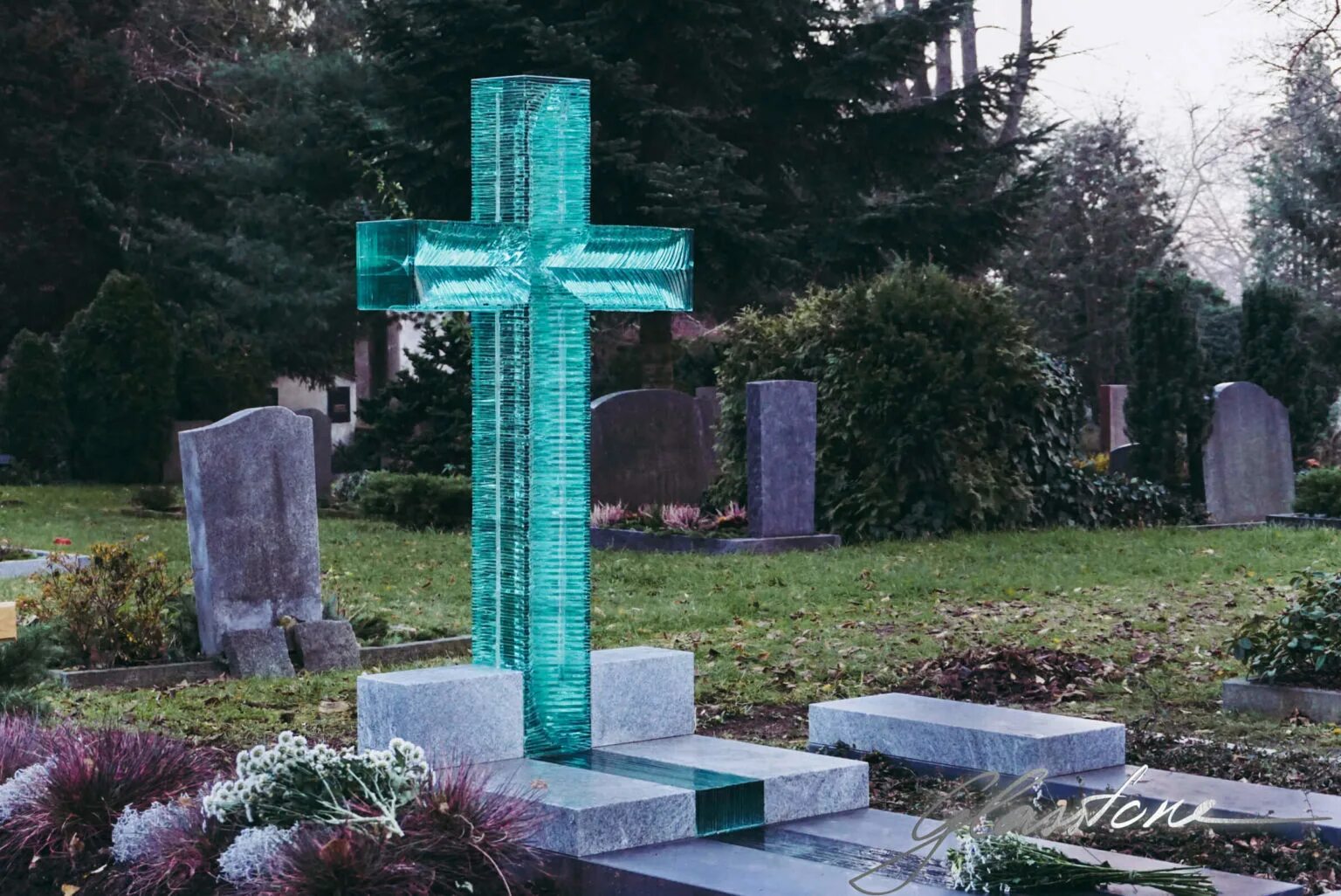 Памятник под стеклом. Могила под стеклом. Надгробная плита. Ваганьковское кладбище памятники ангел. Памятник сожженным книгам на бебельплац в берлине.