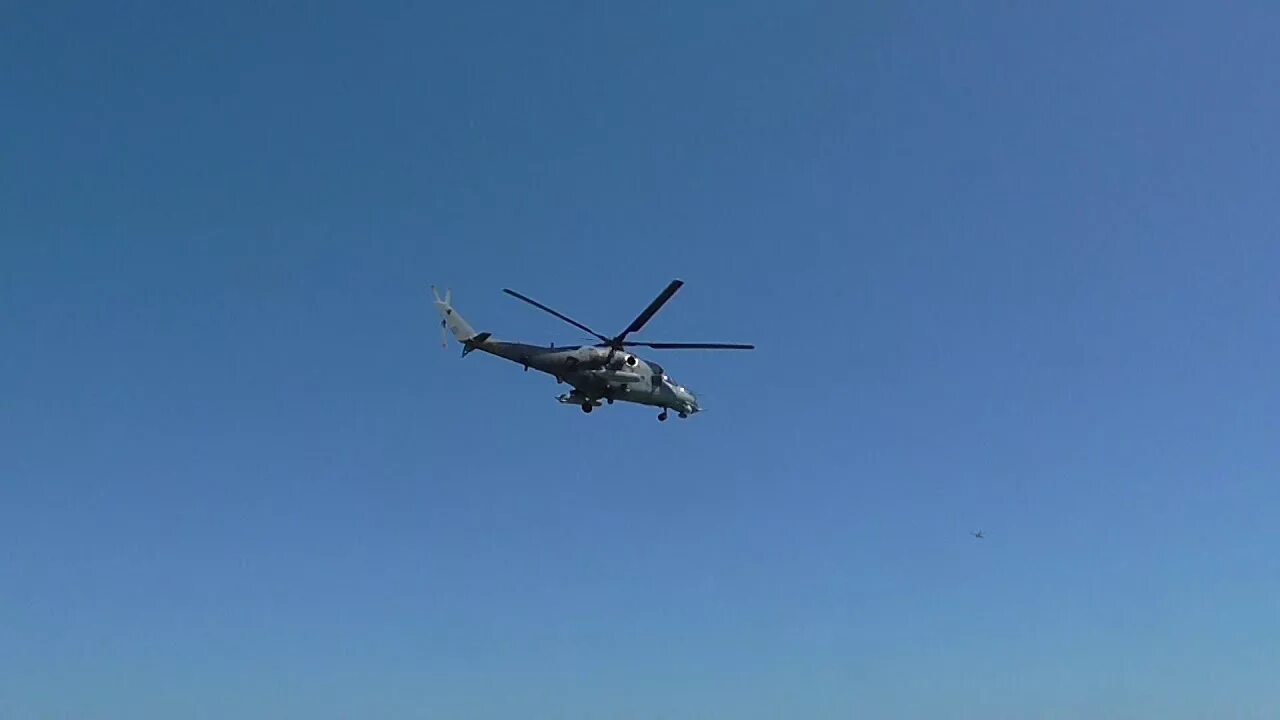 Вертолет ми8 Чукотка. Вертолет над морем. Военный вертолет над морем. Вертолет над водой.