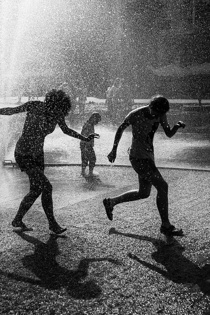Танцы под дождем. Танцующая под дождем. Танцы под дождем смешные. Счастливые танцуют под дождём. Am walking in the rain