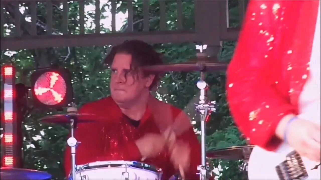 качается вагон стучат колеса глухо слушать