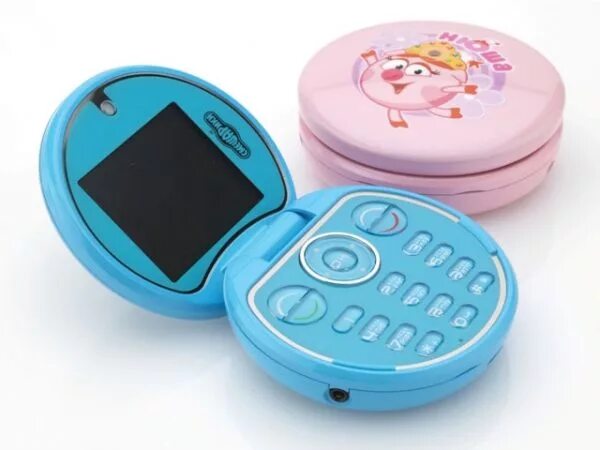 Игрушки для девочек. Телефон девочке 7 лет. Детский смартфон настоящий. Маленькие дети с гаджетами. Девочка с телефоном.